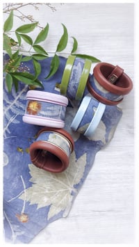 Image 16 of Bracciale bangle artigianale in pelle ESSENTIAL MEDIUM- Indaco Arboreo