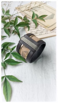 Image 13 of Bracciale bangle artigianale in pelle ANTIOPE KING - Caffè amaro