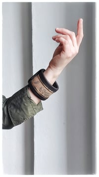 Image 6 of Bracciale bangle artigianale in pelle ANTIOPE KING - Caffè amaro