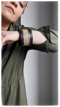 Image 7 of Bracciale bangle artigianale in pelle ANTIOPE KING - Caffè amaro