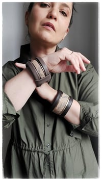 Image 18 of Bracciale bangle artigianale in pelle ANTIOPE KING - Caffè amaro