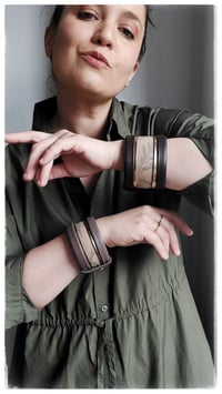 Image 23 of Bracciale bangle artigianale in pelle ANTIOPE KING - Caffè amaro