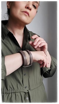 Image 6 of Bracciale bangle artigianale in pelle ANTIOPE MEDIUM - Caffè amaro