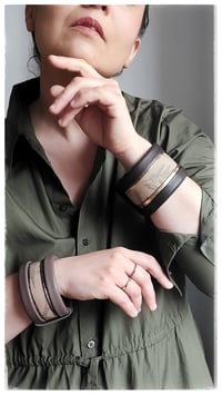 Image 9 of Bracciale bangle artigianale in pelle ANTIOPE MEDIUM - Caffè amaro