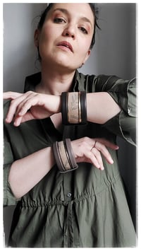 Image 15 of Bracciale bangle artigianale in pelle ANTIOPE MEDIUM - Caffè amaro