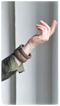 Image 5 of Bracciale bangle artigianale in pelle ANTIOPE MEDIUM - Caffè amaro