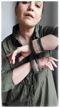 Image 17 of Bracciale bangle artigianale in pelle ANTIOPE MEDIUM - Caffè amaro