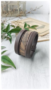 Image 12 of Bracciale bangle artigianale in pelle ANTIOPE MEDIUM - Caffè amaro
