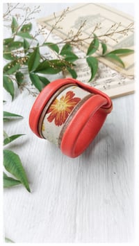 Image 2 of Bracciale bangle artigianale in pelle ANTIOPE KING - Flora Intenso