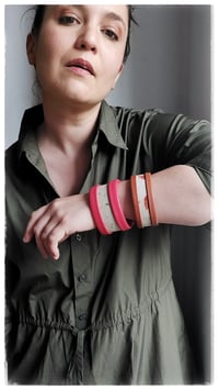 Image 5 of Bracciale bangle artigianale in pelle ESSENTIAL MEDIUM- Flora Intenso