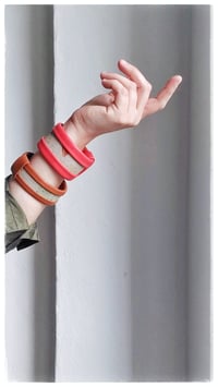 Image 6 of Bracciale bangle artigianale in pelle ESSENTIAL MEDIUM- Flora Intenso