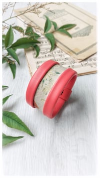 Image 2 of Bracciale bangle artigianale in pelle ESSENTIAL MEDIUM- Flora Intenso