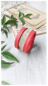 Image 1 of Bracciale bangle artigianale in pelle ESSENTIAL MEDIUM- Flora Intenso