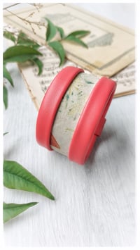 Image 9 of Bracciale bangle artigianale in pelle ESSENTIAL MEDIUM- Flora Intenso