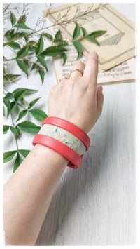 Image 13 of Bracciale bangle artigianale in pelle ESSENTIAL MEDIUM- Flora Intenso