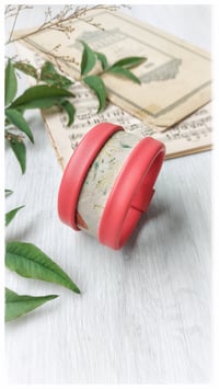 Image 8 of Bracciale bangle artigianale in pelle ESSENTIAL MEDIUM- Flora Intenso