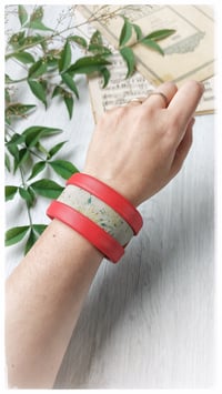 Image 4 of Bracciale bangle artigianale in pelle ESSENTIAL MEDIUM- Flora Intenso