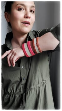 Image 10 of Bracciale bangle artigianale in pelle ESSENTIAL SMALL- Flora mattone