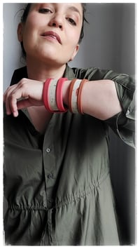 Image 4 of Bracciale bangle artigianale in pelle ESSENTIAL SMALL- Flora mattone