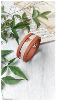 Image 1 of Bracciale bangle artigianale in pelle ESSENTIAL SMALL- Flora mattone