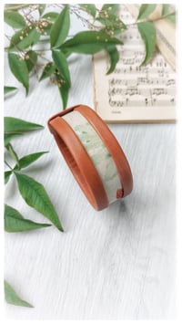 Image 9 of Bracciale bangle artigianale in pelle ESSENTIAL SMALL- Flora mattone