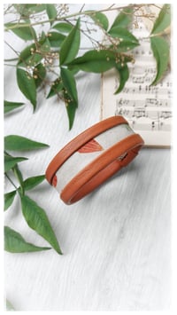 Image 2 of Bracciale bangle artigianale in pelle ESSENTIAL SMALL- Flora mattone