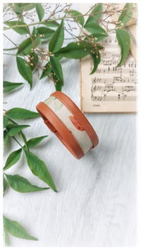 Image 8 of Bracciale bangle artigianale in pelle ESSENTIAL SMALL- Flora mattone