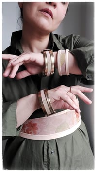 Image 7 of Bracciale bangle artigianale in pelle ESSENTIAL SMALL- Anima Fiorita Pesca