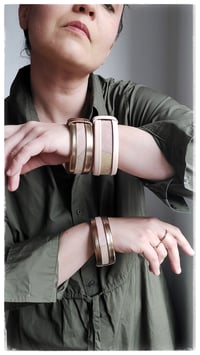 Image 5 of Bracciale bangle artigianale in pelle ESSENTIAL SMALL- Anima Fiorita Pesca