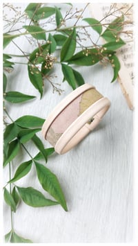 Image 1 of Bracciale bangle artigianale in pelle ESSENTIAL SMALL- Anima Fiorita Pesca