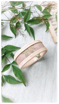 Image 3 of Bracciale bangle artigianale in pelle ESSENTIAL SMALL- Anima Fiorita Pesca