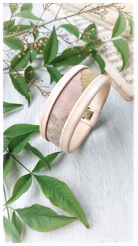 Image 2 of Bracciale bangle artigianale in pelle ESSENTIAL SMALL- Anima Fiorita Pesca