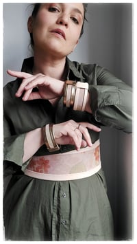 Image 5 of Bracciale bangle artigianale in pelle ESSENTIAL SMALL- Anima Fiorita Oro