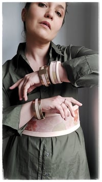 Image 10 of Bracciale bangle artigianale in pelle ESSENTIAL SMALL- Anima Fiorita Oro