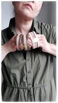 Image 6 of Bracciale bangle artigianale in pelle ESSENTIAL SMALL- Anima Fiorita Oro