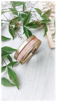 Image 2 of Bracciale bangle artigianale in pelle ESSENTIAL SMALL- Anima Fiorita Oro