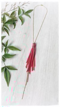 Image 2 of Collana artigianale in pelle SPARROW small - "Strawberry"