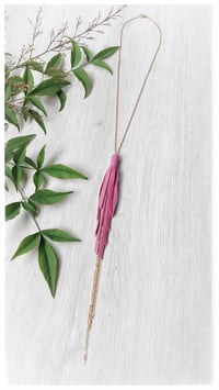 Image 2 of Collana artigianale in pelle SPARROW small - "Fucsia"