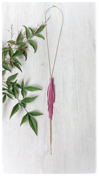 Image 1 of Collana artigianale in pelle SPARROW small - "Fucsia"