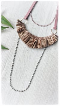 Image 5 of Collana artigianale in pelle I LEGAMI collana - Medea - Tenue