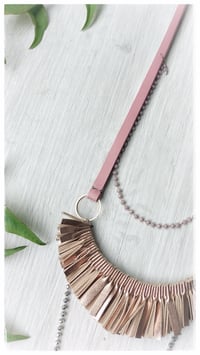 Image 7 of Collana artigianale in pelle I LEGAMI collana - Medea - Tenue