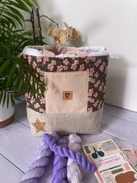 Image 1 of  Sac à projet taille L , Fleurs de cerisier, avec poche avant