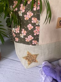 Image 3 of  Sac à projet taille L , Fleurs de cerisier, avec poche avant