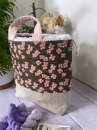 Image 4 of  Sac à projet taille L , Fleurs de cerisier, avec poche avant