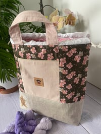 Image 5 of  Sac à projet taille L , Fleurs de cerisier, avec poche avant