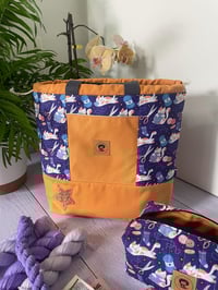 Image 4 of Grand sac à projet taille L , poche avant: Chatons et pelotes