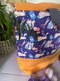 Image 2 of Grand sac à projet taille L , poche avant: Chatons et pelotes