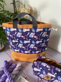 Image 5 of Grand sac à projet taille L , poche avant: Chatons et pelotes