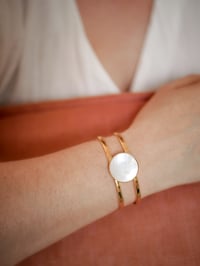 Image 3 of Bracelet Jonc SOLUNA - Nacre blanche