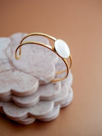 Image 7 of Bracelet Jonc SOLUNA - Nacre blanche